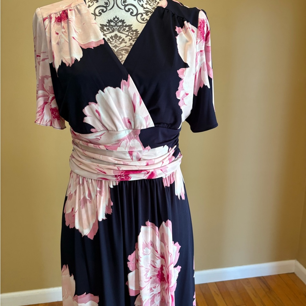 Chic Floral Midi Dress in Black and Pink